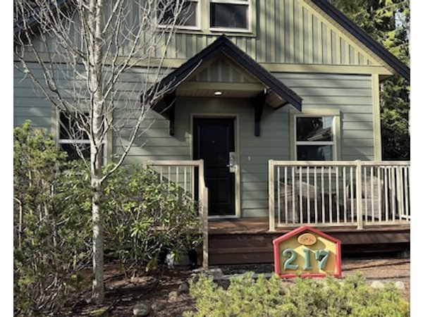 The Nestled Inn-cozy 3-bedroom 2 Bathroom Cottage With A/c. Lodge Themed.