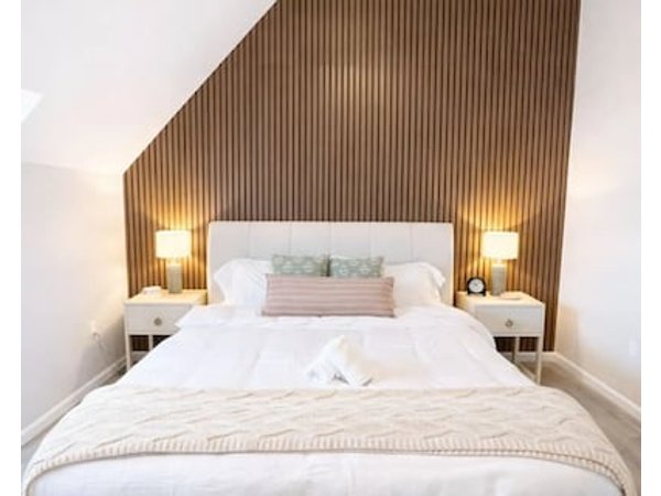 Yale Getaway| Modern Unit w/ King Bed| Wifi