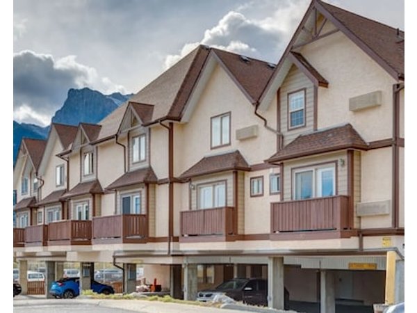 Stylish Getaway in the Heart of Canmore near Banff