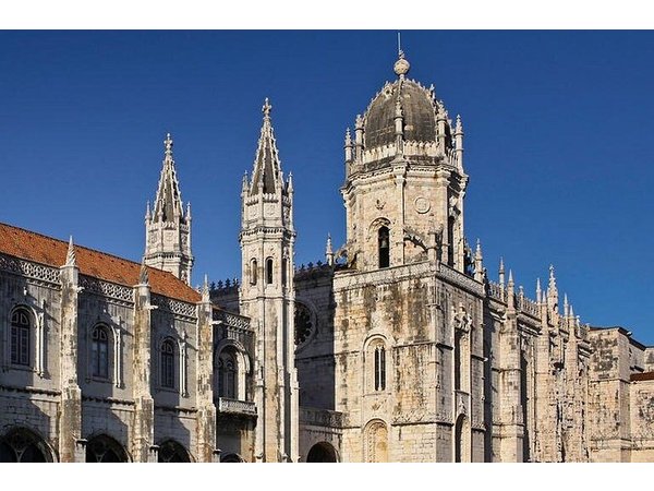 Private Lisbon Highlights Tour with a Local Guide