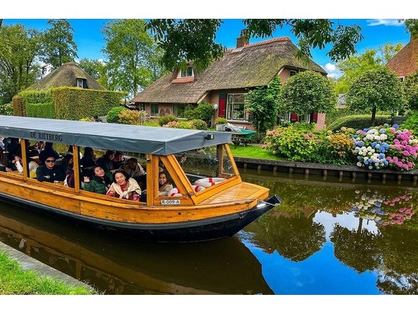 From Amsterdam to Giethoorn Day Trip & Guided Canal Cruise