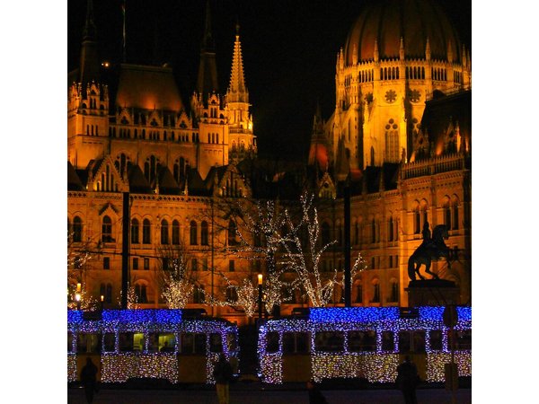 Budapest Christmas Walking Tour & Entry to St Stephen's Basilica