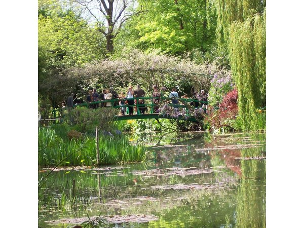 From Paris: Monet Gardens & Giverny Bike Tour with Picnic Stop