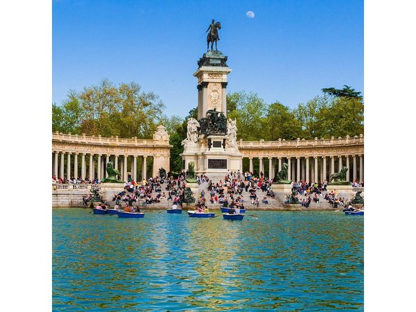Retiro Park Walking Tour in Madrid