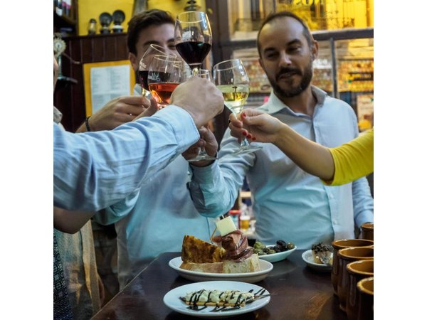 Evening traditional tapas walking tour in old Zaragoza center