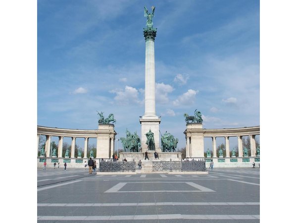Budapest Pest side tour: Days of Glory