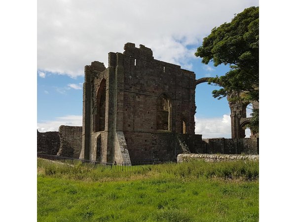 Edinburgh: Holy Island, Alnwick Castle & Kingdom of Northumbria