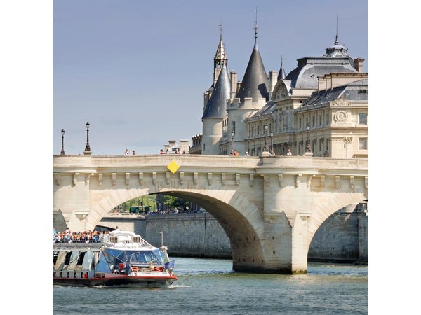 Paris Tour with Lunch at the Eiffel Tower and Seine River Cruise