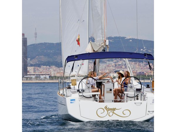2 hour Shared Sailing Tour in Barcelona with Open Bar & Snacks