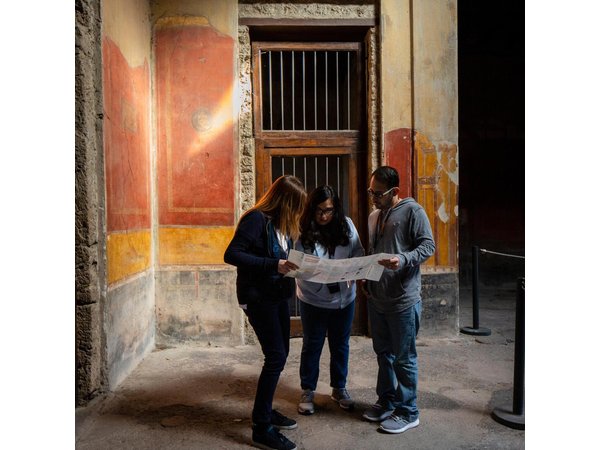 Pompeii & Mt.Vesuvius Day Tour from Naples with Pizza Lunch