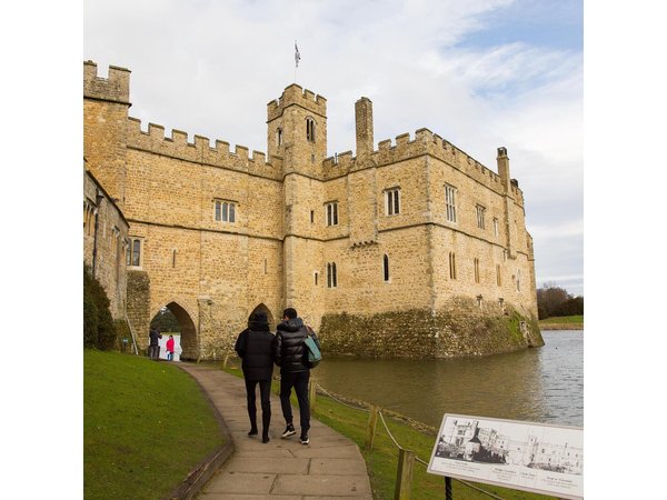 Leeds Castle, Cliffs of Dover and Canterbury Day Trip from London with Guided Cathedral Tour