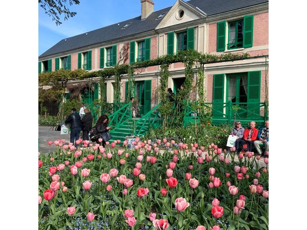 Versailles Palace and Giverny Private Guided Tour from Paris