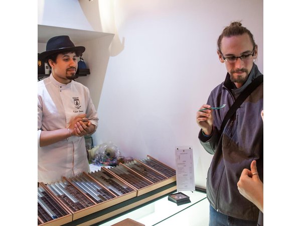 Paris French Sweets Tasting Tour with Pastries and Chocolates