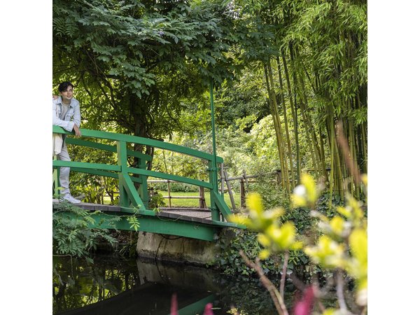 Giverny & Versailles Private Day Tour with Lunch from Paris