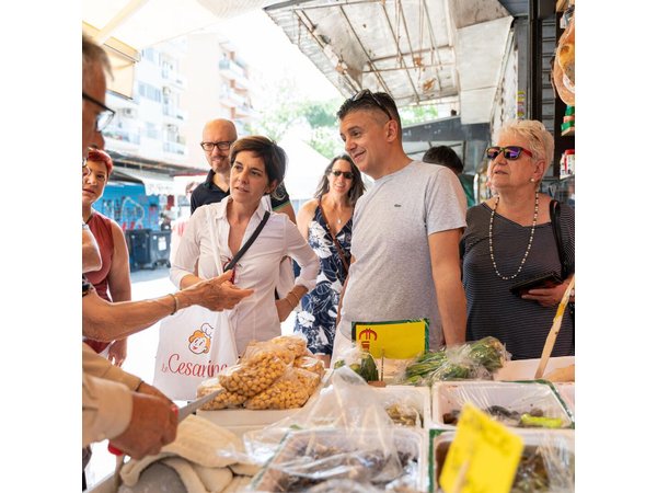 Cesarine: Market Tour & Typical Dining at a Local's Home in Rome