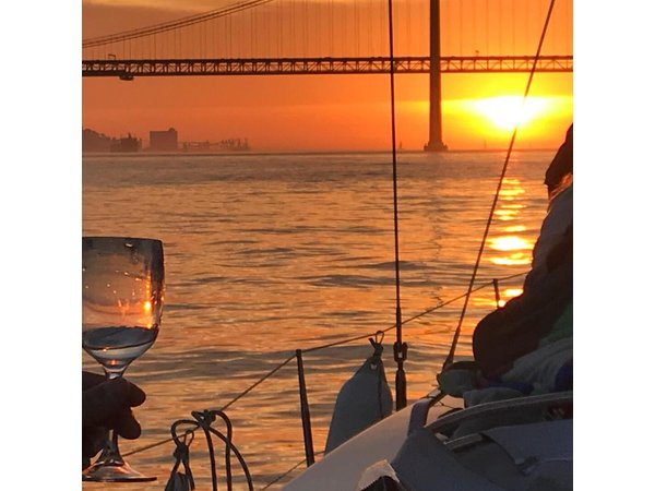 2 Hour Lisbon Sunset and Wine Sailing Tour