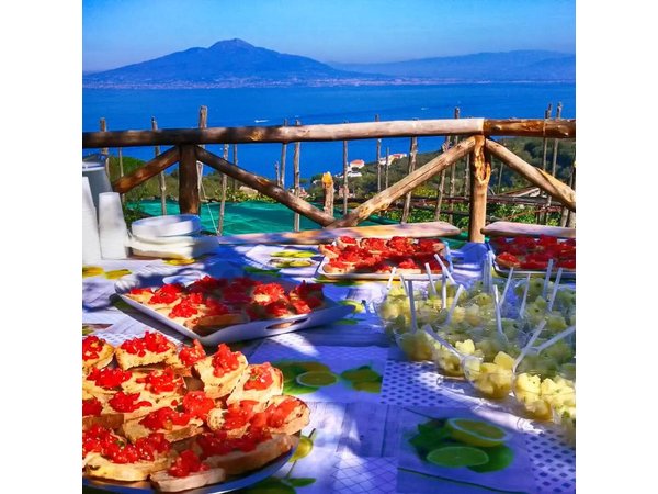 Discover Sorrento with food tasting and walking Tour
