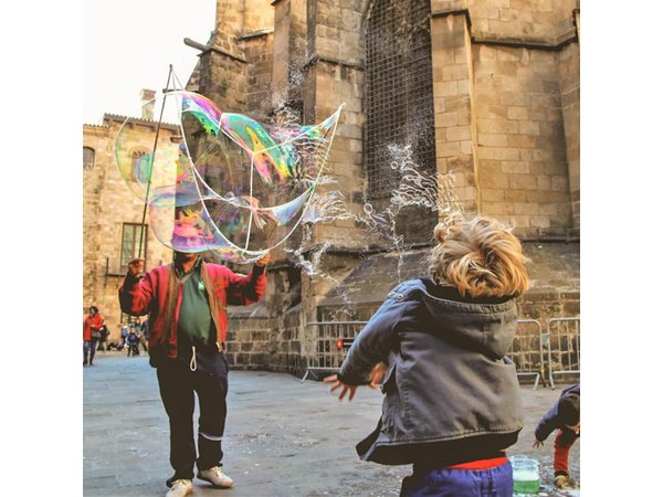 Family Private Tour: Churros, Hot Chocolate & Games in Barcelona