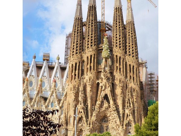 Barcelona: Sagrada Familia Fast Track Tour with Tower Option