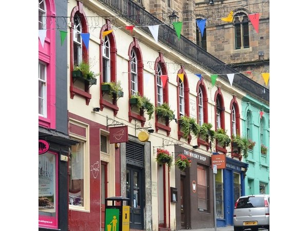 Edinburgh Rail Trip from London with Castle entry and Hop-on Hop-off bus