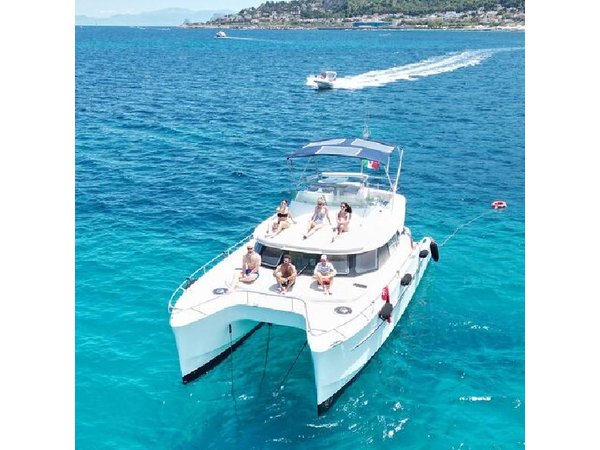 Full-day catamaran tour in Palermo: boat experience with lunch