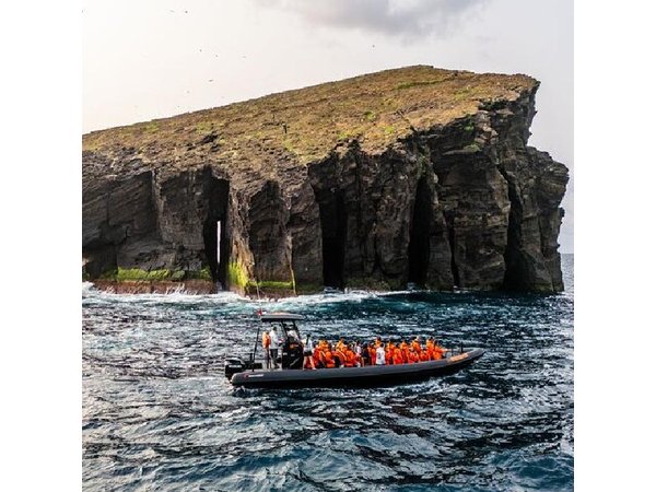 São Miguel: Private Boat Tour to the Mosteiros Islets