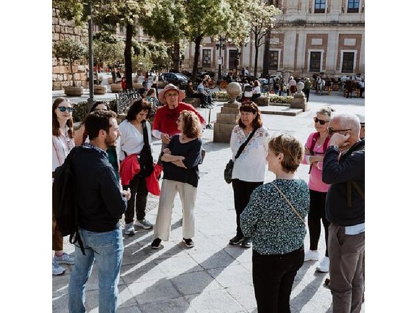 Seville: Santa Cruz neighbourhood with flamenco show (optional)