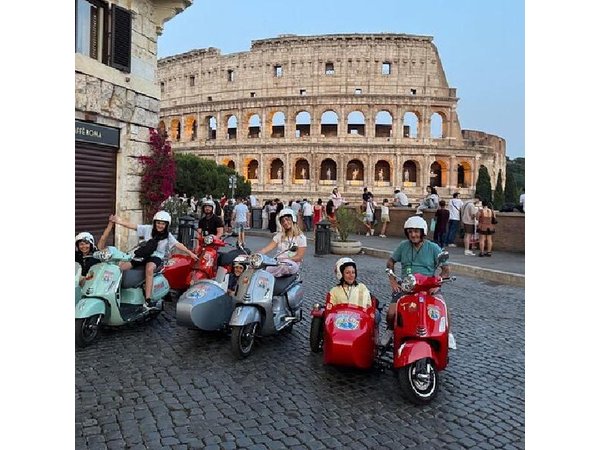 Rome Private/Group Tour in a Vespa Sidecar Style for 90 Minutes