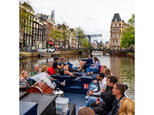 Amsterdam Canal Cruise With Live Guide and Unlimited Drinks