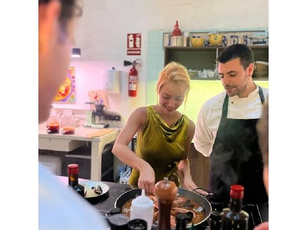 Barcelona: Paella & Tapas Cooking Class with Sangria Making
