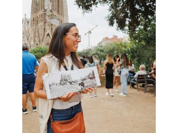 Barcelona: Highlights of Sagrada Familia Max 6 People Guided Tour