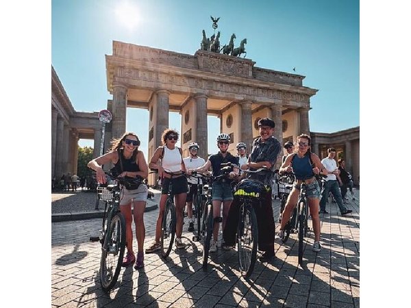 Berlin: Guided Private Bike Tour to Explore the Highlights