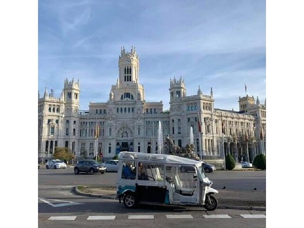 Welcoming Tuk Tuk Tour of Madrid For up to 6 People