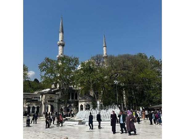 Istanbul Islamic Heritage Tour: Sacred Tombs & Eyup Sultan Mosque