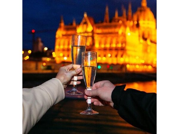 Budapest Sip and Sail Danube Cruise with Unlimited Prosecco