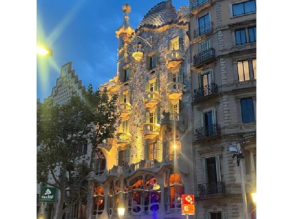 Barcelona: Guided City Tour by Local Transport - Metro, Bus, Tram