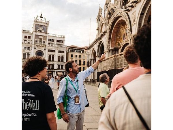 Private Welcome to Venice Tour with St. Mark's & Gondola