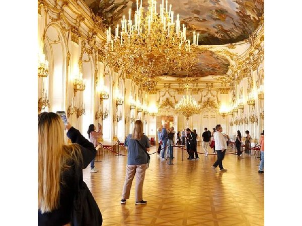 Vienna: Private Full-Day Tour with Schönbrunn, Hofburg and Lunch