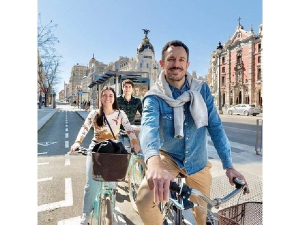 Explore Madrid by bike taking photos with Benja