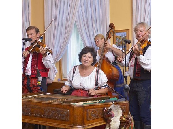 Folk Dinner Experience in Prague with Transportation
