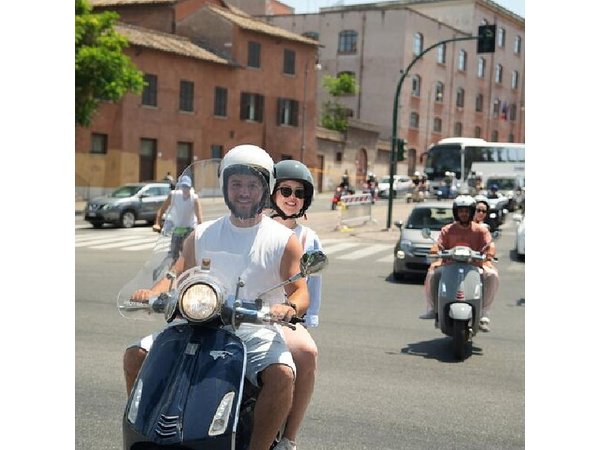 Rome’s Highest Hills Skyline Vespa Tour with Driver and Photo