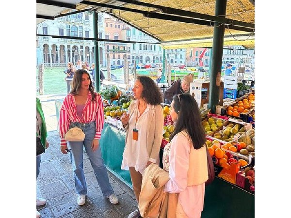 Rialto Market Food Tour: Wine Tasting and Sightseeing in Venice