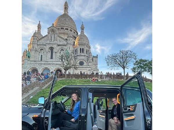 Paris Private Tour in a Classic Electric London Cab
