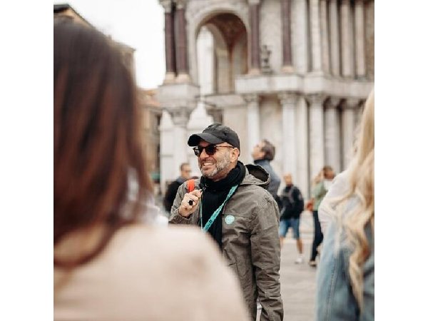 Private Milan Guided Fashion History and Aperitivo Tour