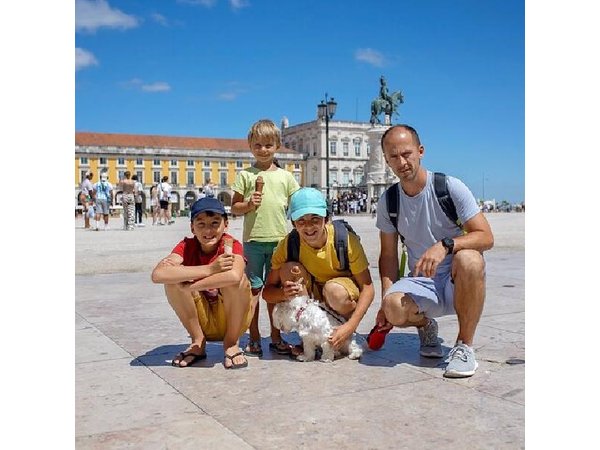 Lisbon Private Family Tour Castle Visit , Local Tastings & Games