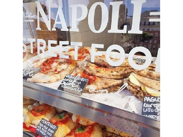 Guided tour of Naples combined with a street food tasting.