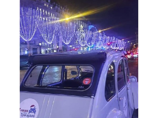 Private tour Paris Christmas lights tour 2 hours in Citroën 2CV