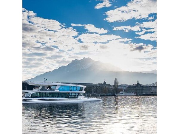 Lucerne: Lake Cruise and Old Town Tour with Guide & Photographer