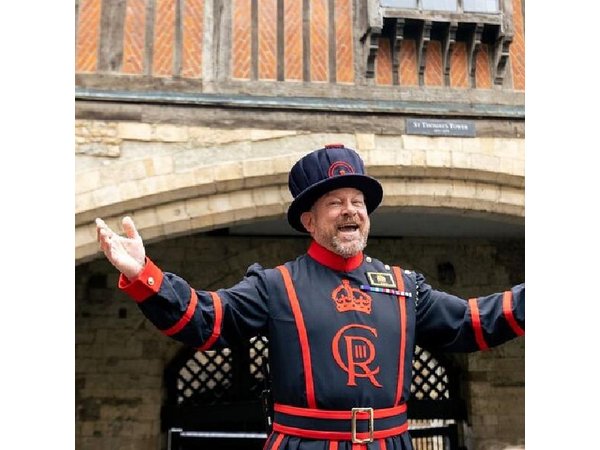 Tower of London & Crown Jewels Tour with Beefeater Meet & Greet