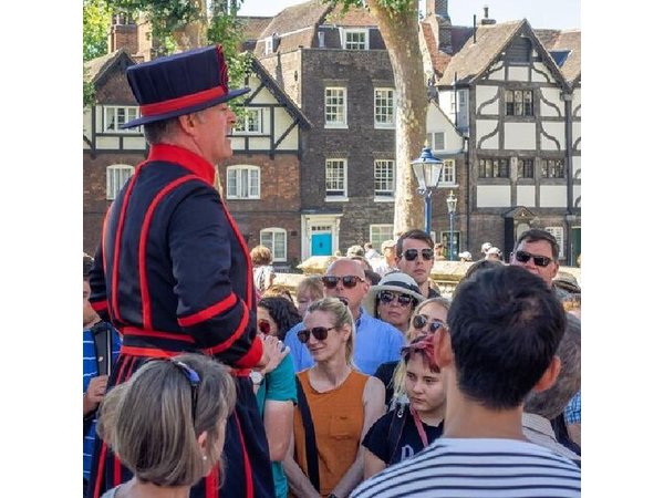 Early Access Tower of London: Crown Jewels and Beefeater Ceremony
